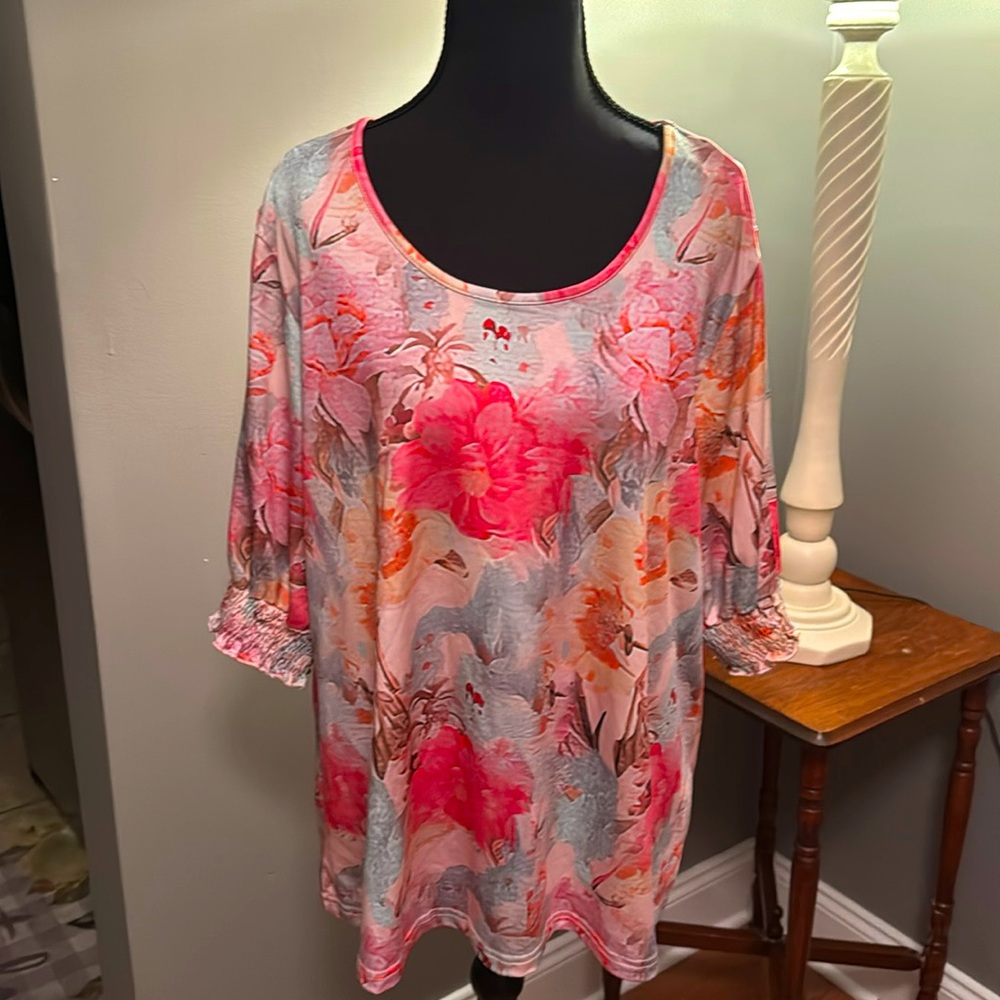 Pink and Cream Floral Short Roused Sleeve Top Size- 1X EUC